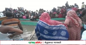 গার্মেন্টস খোলার খবরে, চিলমারী ঘাটে উপচেপড়া ভীর