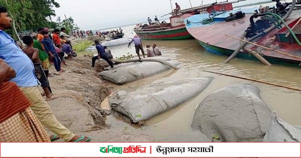 সুন্দরগঞ্জ ও ফুলছড়িতে ভাঙন ঠেকাতে জিও ব্যাগ ফেলা হচ্ছে