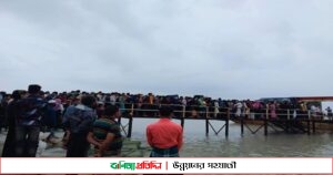 হাতিয়ায় ঝুঁকি নিয়ে দ্বিগুণ ভাড়ায় নদী পারাপার