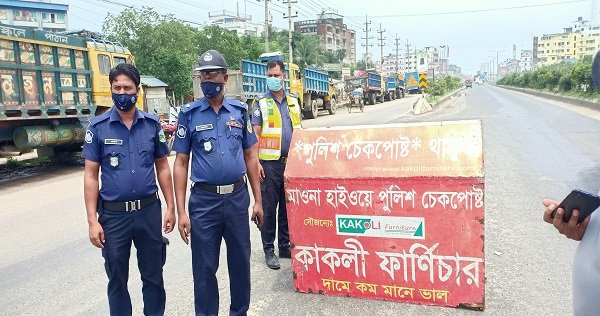 লকডাউনে ব্যস্ত সময় পার করছেন মাওনা হাইওয়ে থানা পুলিশ