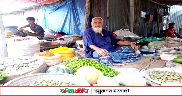 আত্রাইয়ে ক্রেতাশূন্য বাজারে অলস সময় কাটছে দোকানিদের