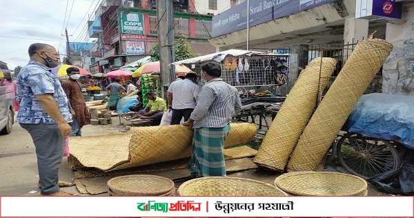 কোরবানির ঈদ এলেই চাহিদা বাড়ে হোগলা পাতা ও বাঁশের টুকরির