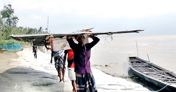 যমুনা নদীর ভাঙনে দেড়শতাধিক ঘর বাড়ি বিলীন