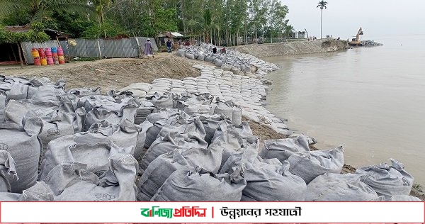 টাঙ্গাইলে যমুনার বাঁকে বাঁকে ভাঙছে ঘরবাড়ি, স্থায়ী বাঁধ নির্মাণের দাবি