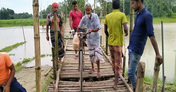 টাঙ্গাইলে ৭ গ্রামের মানুষের একমাত্র ভরসা বাঁশের সাঁকো