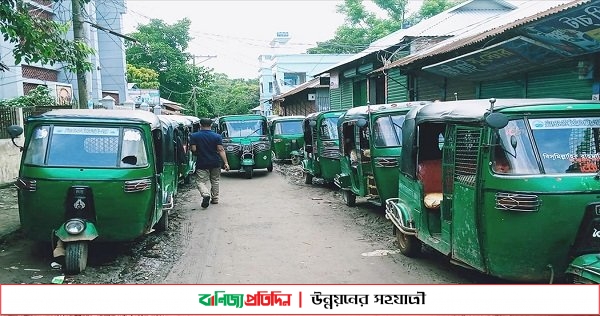 ধনবাড়ীতে রাস্তার উপর সিএনজি স্ট্যান্ড