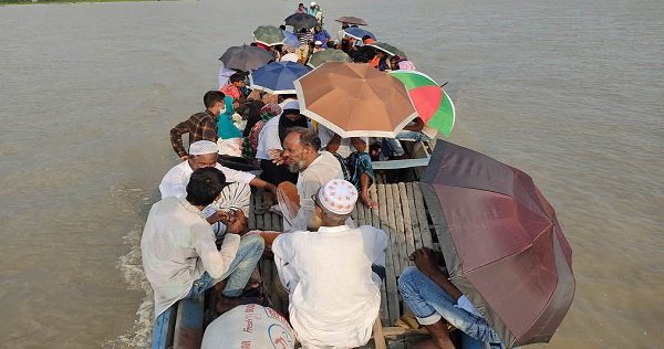 সিরাজগঞ্জের নৌরুটে অতিরিক্ত যাত্রী পারাপার, করোনা ঝুঁকিতে এলাকাবাসী