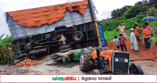 কাভার্ডভ্যান নিয়ন্ত্রণ হারিয়ে চালকসহ নিহত ৩