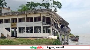 পদ্মা নদীর ভাঙনে বিলীনের পথে সরকারি শিক্ষাপ্রতিষ্ঠান