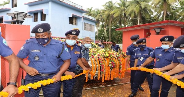 ফুলসজ্জিত গাড়িতে নোয়াখালী ছাড়লেন এসপি