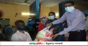 নোয়াখালীতে পরিবহন শ্রমিকদের মাঝে খাদ্য সামগ্রী বিতরণ