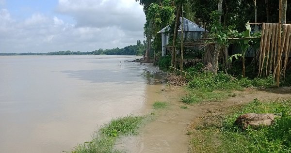 বেড়িবাঁধের উপর দিয়ে প্রবেশ করছে পানি, আতঙ্কে ৫ গ্রাম