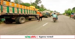 দৌলতদিয়া ফেরি ঘাটে পারাপারের অপেক্ষায় শতশত পণ্যবাহী ট্রাক