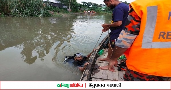 পিকনিকের নৌকা থেকে পড়ে যুবক নিখোঁজ