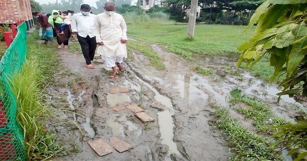 টিকা নিতে আসা মানুষের চরম ভোগান্তি!