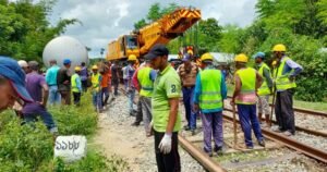 ১১ ঘণ্টা পর খুলনার সঙ্গে সারাদেশের রেল যোগাযোগ শুরু