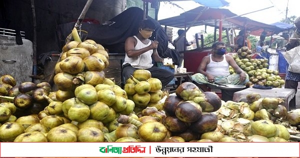 তালের সুবাসে মৌ মৌ করছে রাজগঞ্জ বাজার