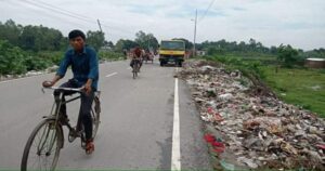 রাণীশংকৈল পৌরসভার বর্জ্য ফেলা হচ্ছে সড়কের পাশে: পথচারীরা দুর্ভোগে