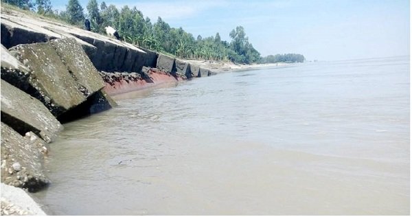 সংস্কারকাজ শেষ না হতেই তীর রক্ষা বাঁধে ভাঙন