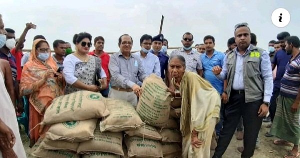 মাগুরায় বন্যার্তদের মাঝে এমপি বীরেন শিকদারের ত্রাণ বিতরণ