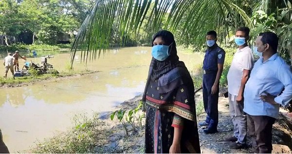 ফরিদগঞ্জে অবৈধ ড্রেজার বিনষ্ট ও স্বাস্থ্যবিধি না মানায় জরিমানা