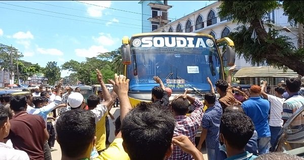 চাঁদপুরে চালক নিহতের ঘটনায় বিক্ষোভ, বাস চলাচল বন্ধ