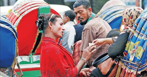 ফরিদগঞ্জে হিজড়াদের অত্যাচারে অতিষ্ঠ সাধারণ মানুষ