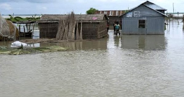 সিরাজগঞ্জে বন্যা পরিস্থিতি সামান্য উন্নতি হলেও দুঃখ দুর্দশা বাড়ছে