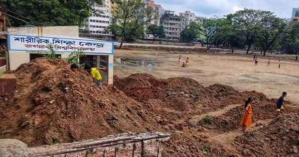 বেহাত হচ্ছে খেলার মাঠ, জবি শিক্ষার্থীদের ক্ষোভ