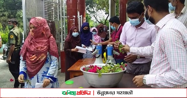 খুলেছে ইবির হল, চকলেট-ফুল দিয়ে শিক্ষার্থীদের বরণ