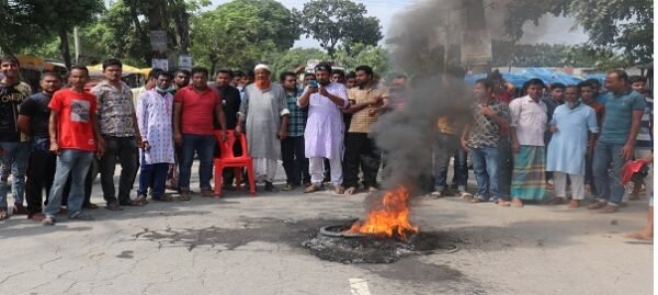 কুড়িগ্রামে আ’লীগের দলীয় কোন্দলের জেরে সড়ক অবরোধ