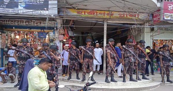 হাজীগঞ্জে সহিংসতা রোধে আইনশৃংখলা বাহিনীর কঠোর অবস্থান