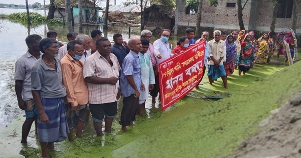 কেশবপুরে জলাবদ্ধ সমস্যা সমাধানে পানিতে দাঁড়িয়ে মানববন্ধন