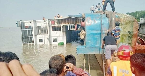 পাটুরিয়ায় যানবাহনসহ ফেরিডুবি