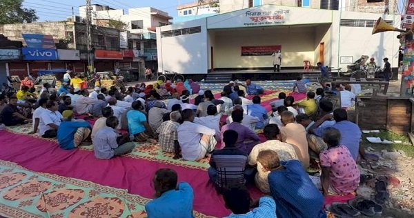 সিরাজগঞ্জে বকেয়া বেতনের দাবিতে শ্রমিকদের প্রতিবাদ সভা