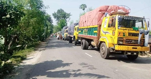 পন্টুন ভেঙে ফেরি চলাচল বন্ধ, চার শতাধিক ট্রাক আটকা