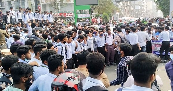 শিক্ষার্থীদের ‘হাফ ভাড়া’ নিয়ে বিআরটিএতে সচিবদের বৈঠক