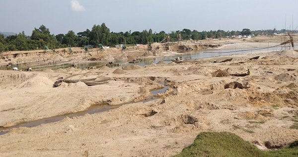 অবৈধ বালু উত্তোলণে বিপর্যস্ত মহাদেও পরিদর্শনে বেলা’র প্রধান নির্বাহী