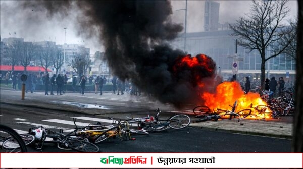 পুলিশের সাথে জনতার সংঘর্ষ, গাড়িতে আগুন