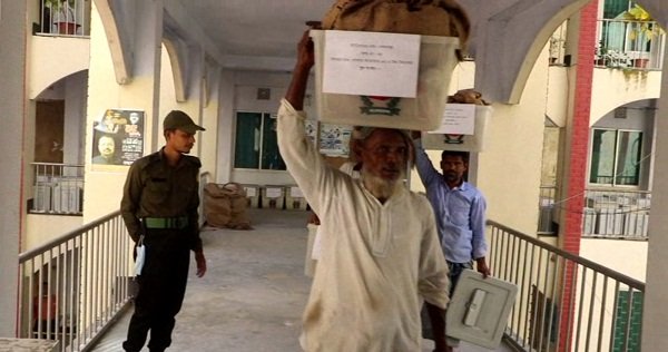 নোয়াখালীতে ইউপি নির্বাচনের সরঞ্জাম বিতরণ