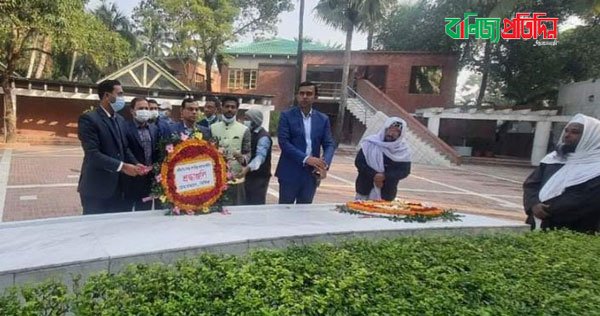 টুঙ্গিপাড়ায় বঙ্গবন্ধুর সমাধিতে বিসিক চেয়ারম্যানের শ্রদ্ধা