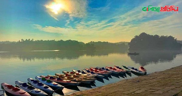 পর্যটকদের হাতছানি দিয়ে ডাকছে মহামায়া লেক