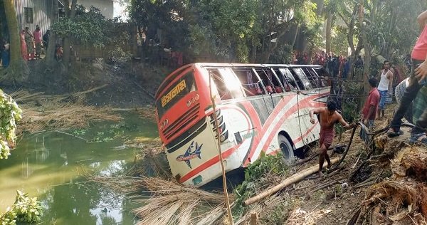 ফরিদপুরে বাস নিয়ন্ত্রণ হারিয়ে গাছের সাথে ধাক্কা, নিহত ১