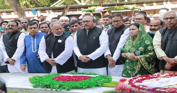 টুঙ্গিপাড়ায় বঙ্গবন্ধুর সমাধিতে লিটনের শ্রদ্ধা