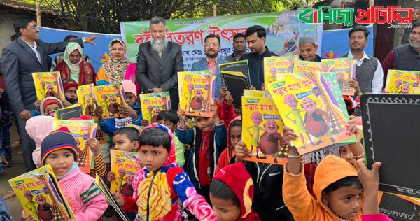 চাঁপাইনবাবগঞ্জে নতুন বছরে শিক্ষার্থীদের নতুন বই বিতরণ শুরু