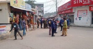 সিরাজগঞ্জে সরকারী বিধি-নিষেধ অমান্য করায় ৯ জনকে জরিমানা