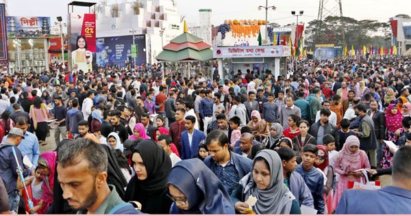 অপ্রস্তুত বানিজ্য মেলায় বাড়ছে দর্শনার্থীদের ভিড়