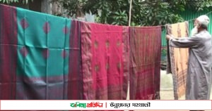 টাঙ্গাইলে তাঁতে তৈরী হচ্ছে শাল চাদর