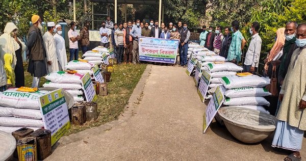 মিরসরাই প্রাণিসম্পদ অধিদপ্তরের উদ্যোগে সহায়ক উপকরণ বিতরণ