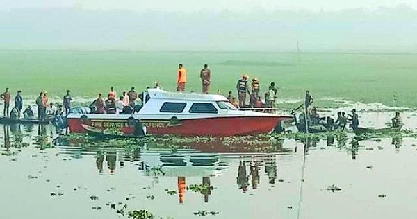 চাঁদপুরে বাল্কহেডের ধাক্কায় ট্রলারডুবি, নিহত ৫